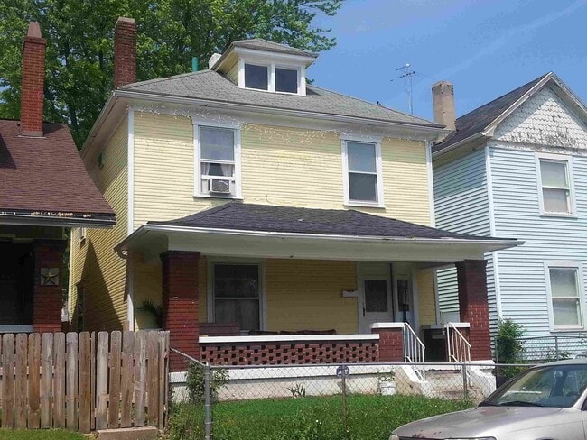 Building Photo - Great 4 bed 1.5 bath with detached garage ...