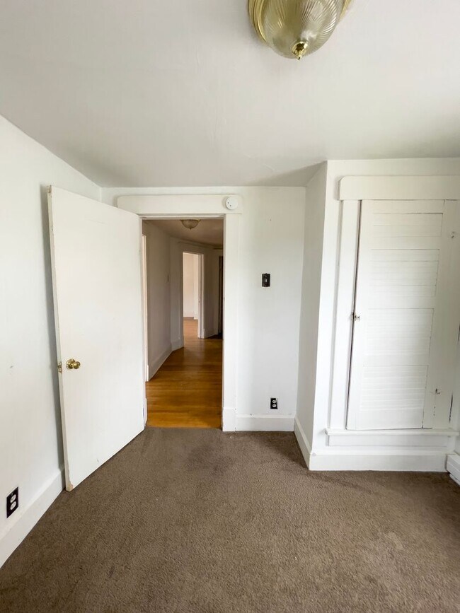 Building Photo - Space, Comfort & Location—Minutes from Ball State