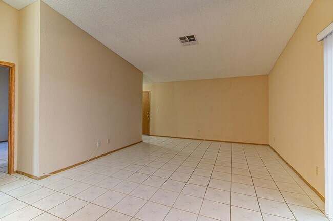 Building Photo - 4651 4 Leaf Clover Dr