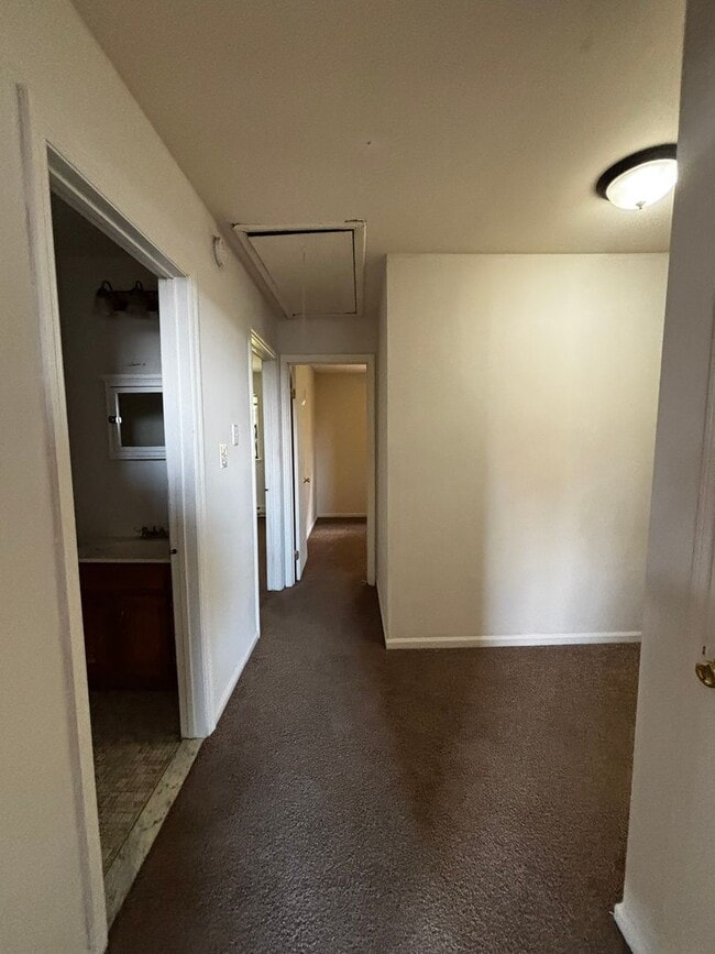 Building Photo - 3BR Townhome with garage! This house will go fast!!