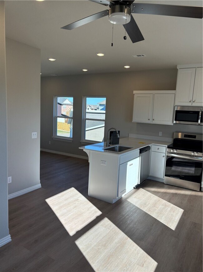 Building Photo - 1303 SW Poigai Wy