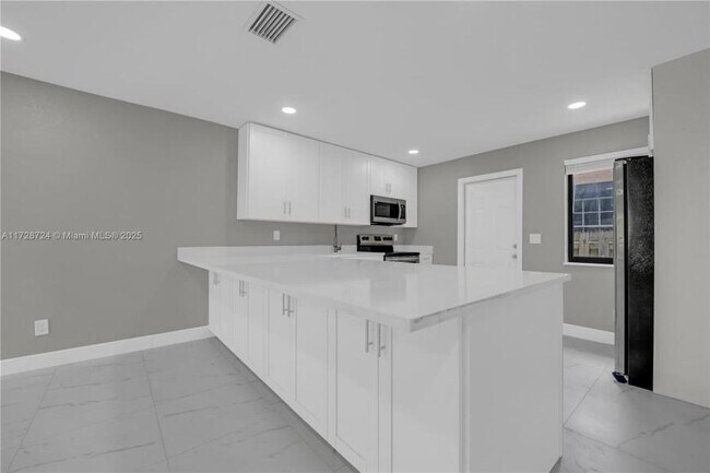 Building Photo - 2 bedroom in Hallandale FL 33009