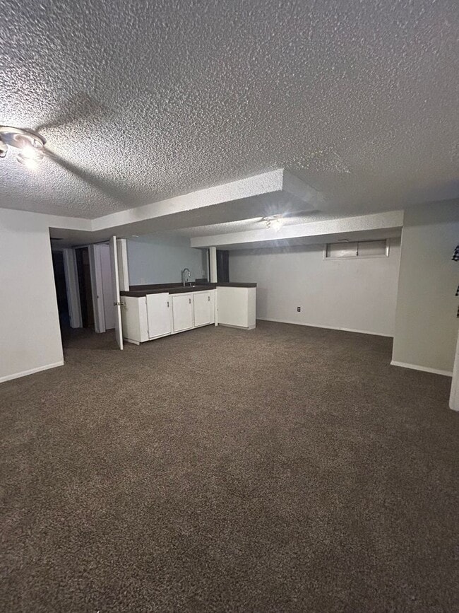 Building Photo - 5 BR/3 1/2 BA in the Desirable Meadowglen Community!!