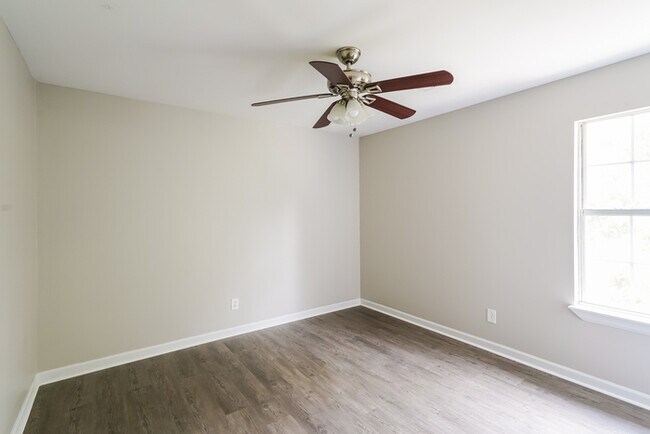 Building Photo - 2041 Windmeade Dr