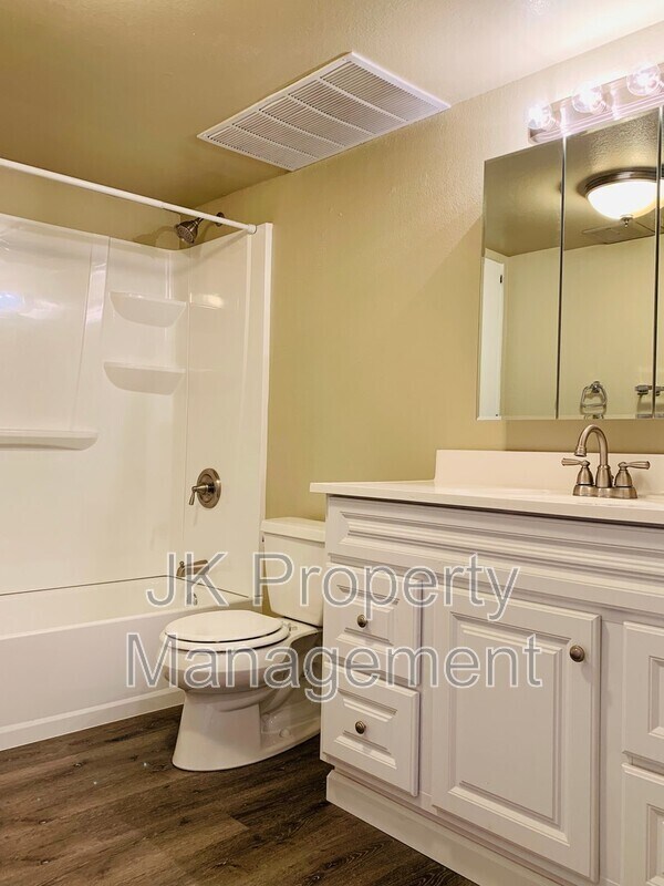 Building Photo - 1401-142B 2b St S