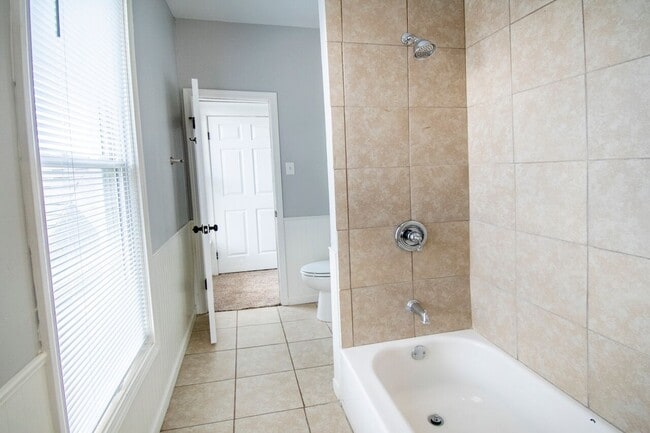 Building Photo - Large 3 Bedroom in Dahlman