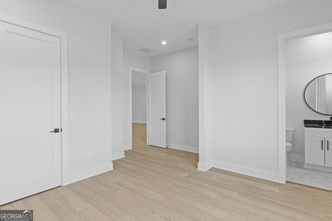 Building Photo - 555 Versailles Dr