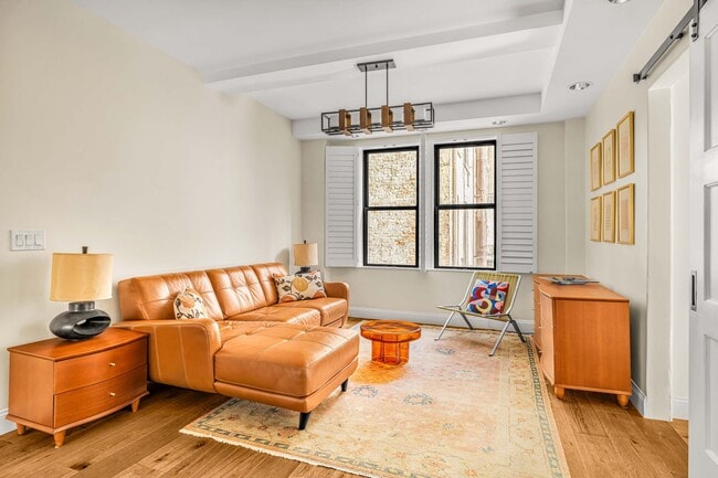 Building Photo - 320 W 89th St
