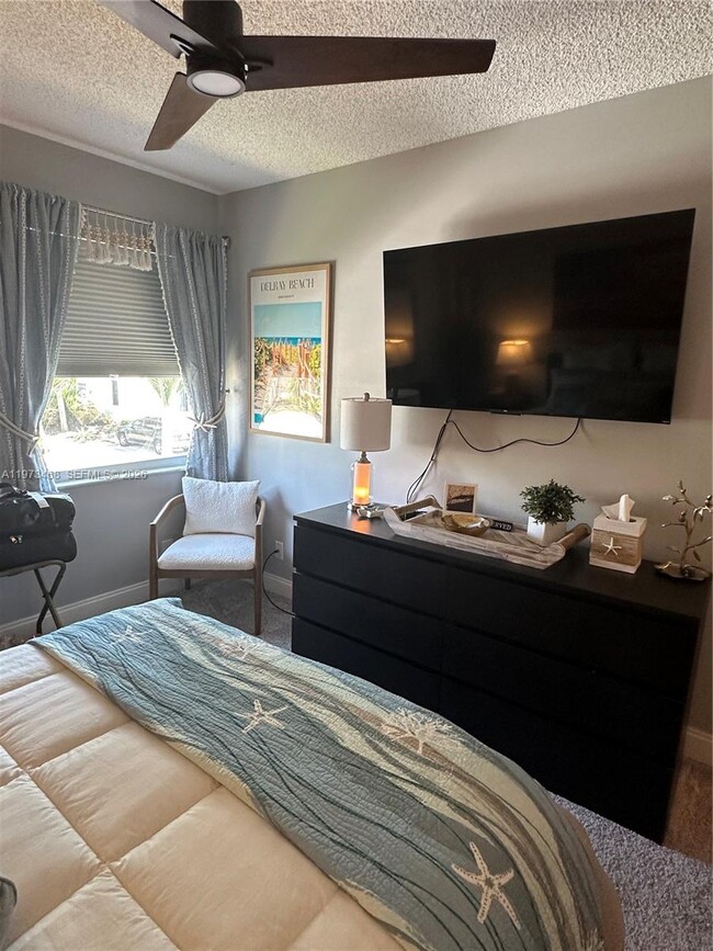 Building Photo - 323 Burgundy G