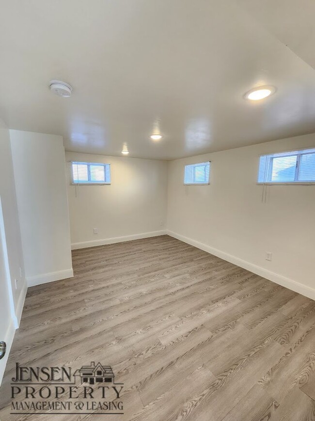 Building Photo - R698