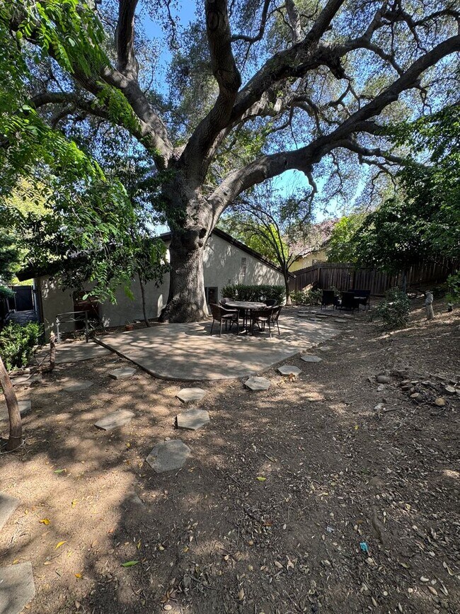 Building Photo - Comfortable Calabasas Home with Indoor Charm and Outdoor Space