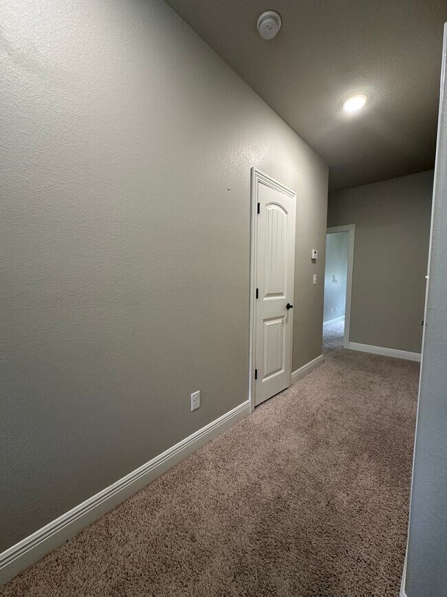 Building Photo - 5322 La Belle Town House