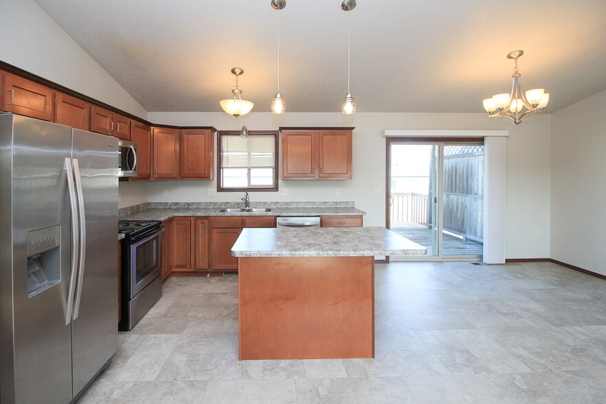 Building Photo - 320 Vernon Dr