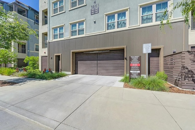 Building Photo - Premier 2/2 Condo in The Cannery