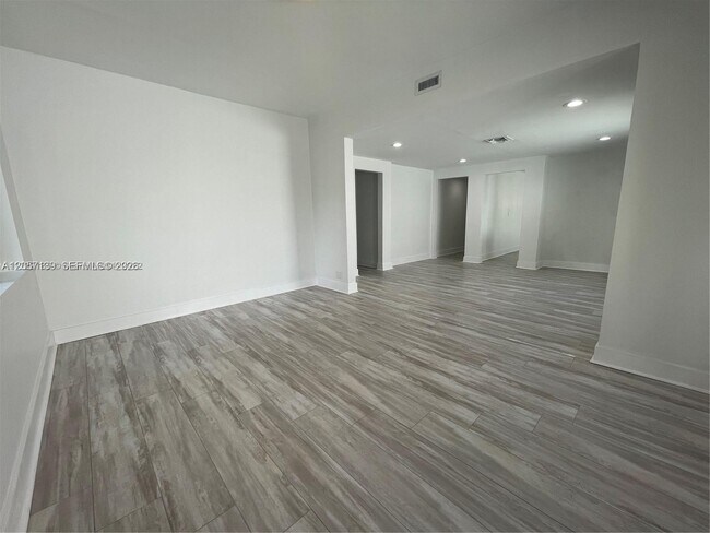 Building Photo - 1520 SW 10th St
