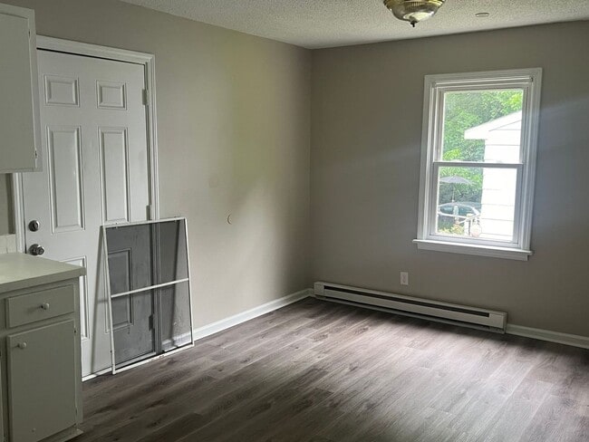 Building Photo - Renovated 2 Bedroom House