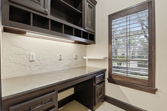 Building Photo - 30 N Palmiera Cir