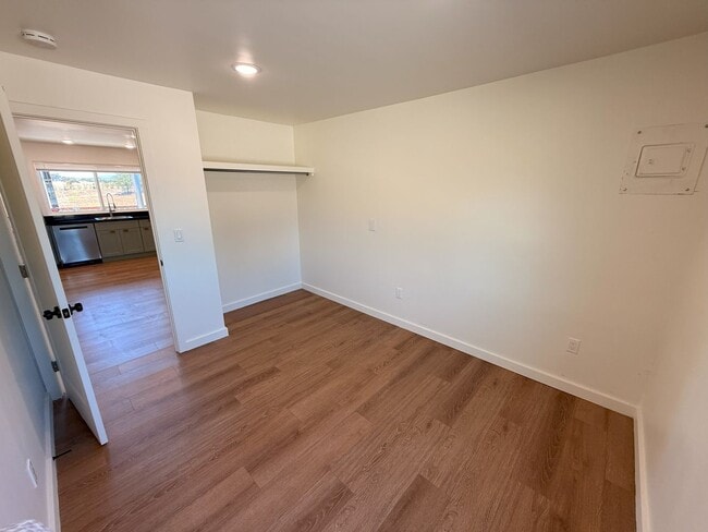 Building Photo - F10600E