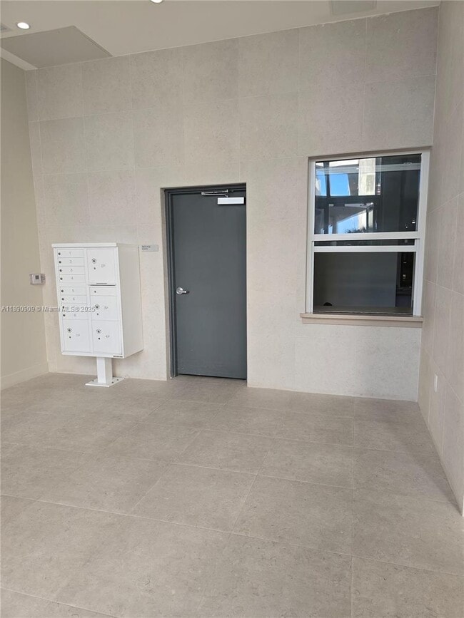 Building Photo - 700 NE 24th St