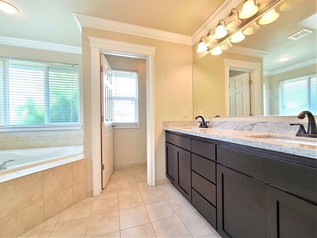 Building Photo - Luxurious 4 Bed/2.5 Bath Lynnwood Home - Available Now!