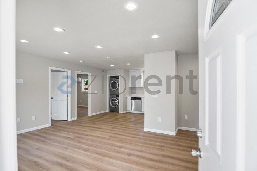 Building Photo - Unit