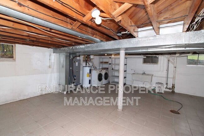 Building Photo - 1646 Raglan St