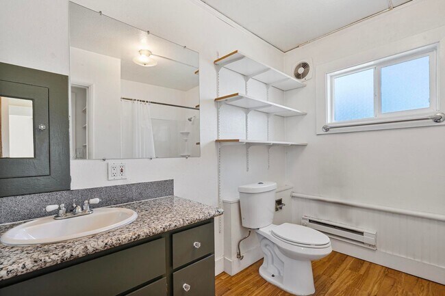 Building Photo - Charming close-in Foster-Powell studio in four-plex—Updated kitchen & bath, shared laundry, share...