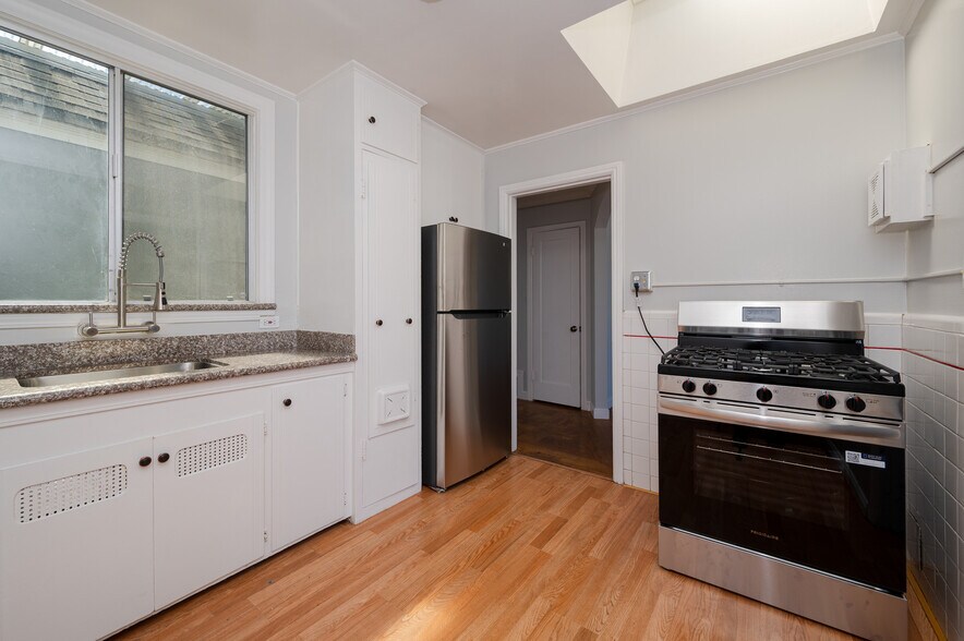 Building Photo - 2727 Moraga St