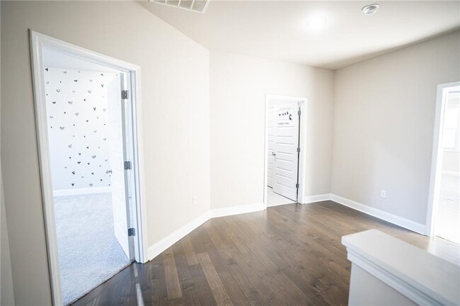 Building Photo - 2215 Manor Pointe Dr