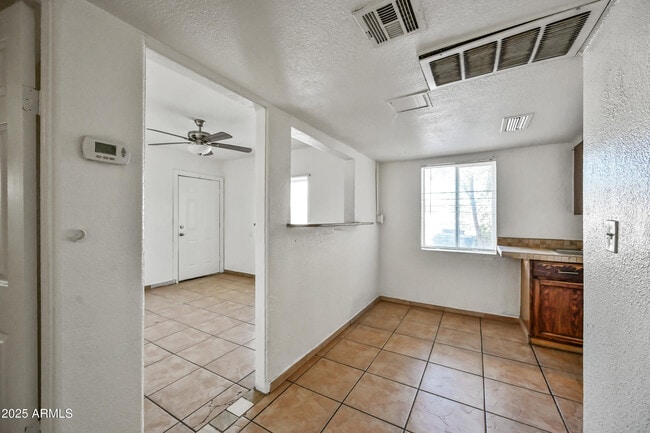 Building Photo - 526 S Mesa Dr