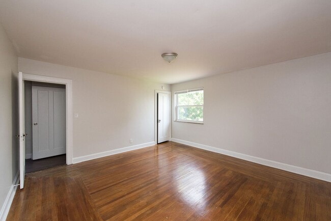Building Photo - COVEDALE- 3 bedroom 1.5 bath Tudor with up...