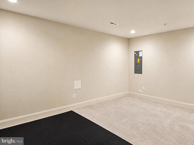 Building Photo - 3332 Burton Dr