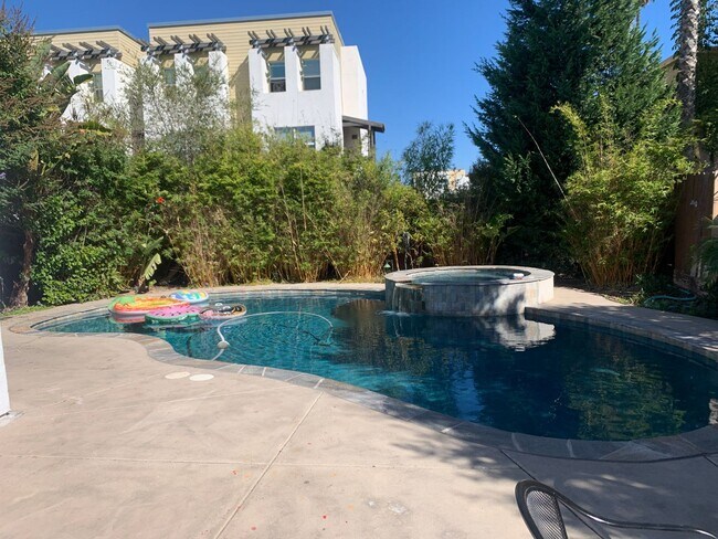 Building Photo - Nice 3 bedroom unit with Pool!