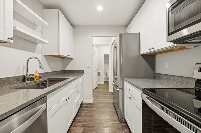 Building Photo - For Lease $2950/Month: Beautifully updated 2/Bdrm Townhome with large Bonus Room