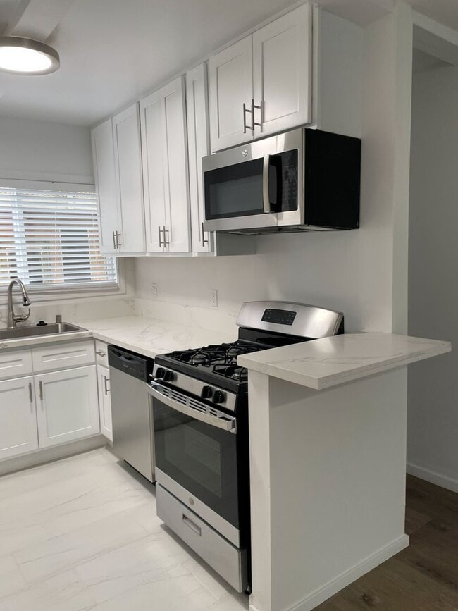 Interior Photo - 1136-1160 N. El Centro Ave