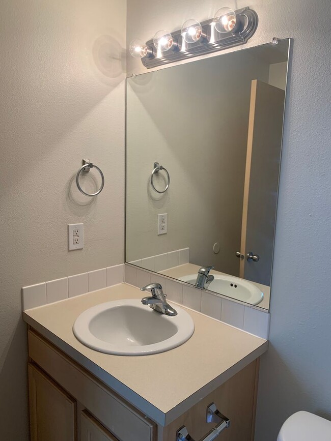 Building Photo - Camas Townhome with Beautiful Grey Laminate Flooring and Attached Garage