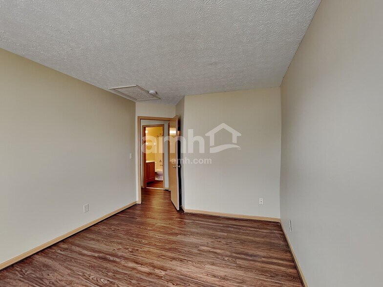 Building Photo - 1560 Mallard Cir E