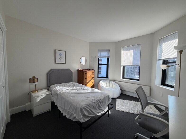 Building Photo - 843 Beacon St