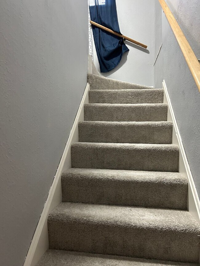 Building Photo - Brick Ranch for Rent in Mayfield HTS walking distance to Golden Gate Plaza