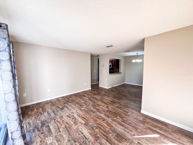 Building Photo - Windsor Park #1118 - On several bus routes to UF