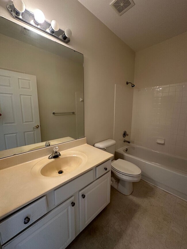 Building Photo - Spacious 2BR/2BA Townhome in Cobblestone F...