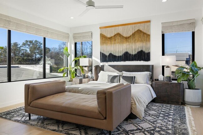 Building Photo - 1304 Comal St