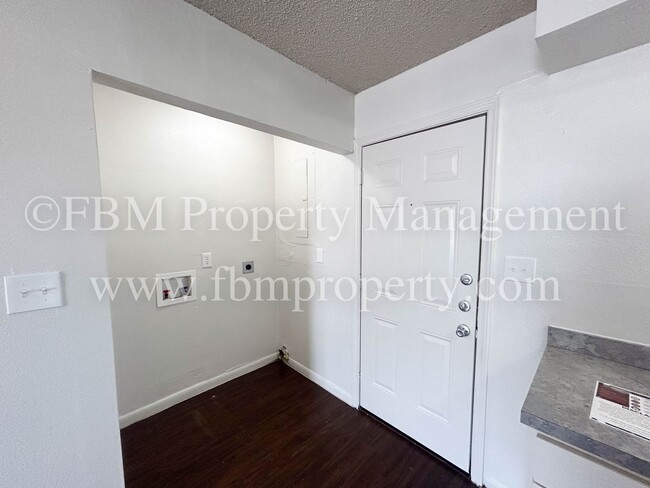 Building Photo - 825 Tehuacana Hwy