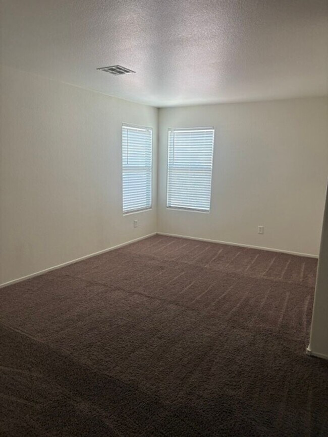 Building Photo - 3 bedroom house with 2.5 bathrooms