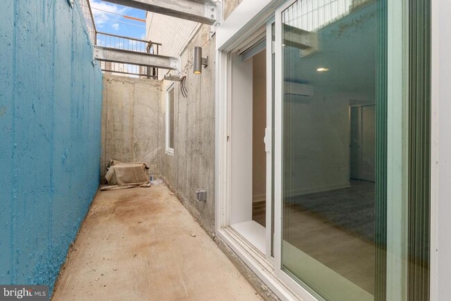 Building Photo - 2046 E Lehigh Ave