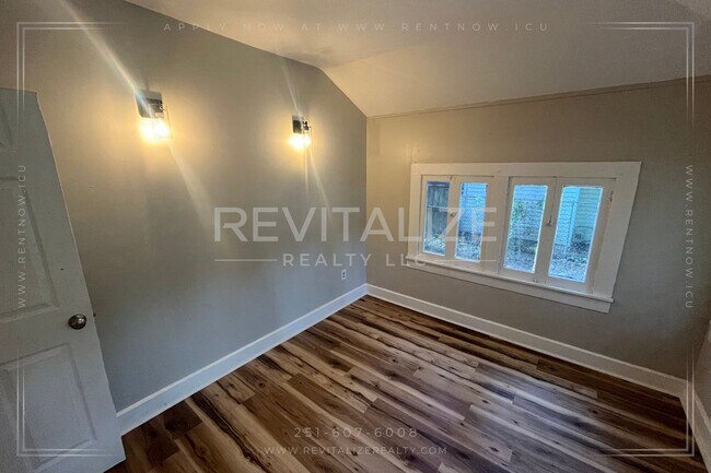 Building Photo - Beautiful Renovated 3 Bedroom/2 Bathroom H...
