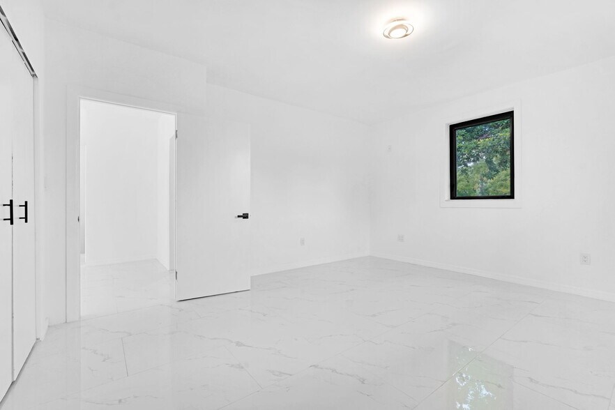 Building Photo - 972 SW 44th Ave