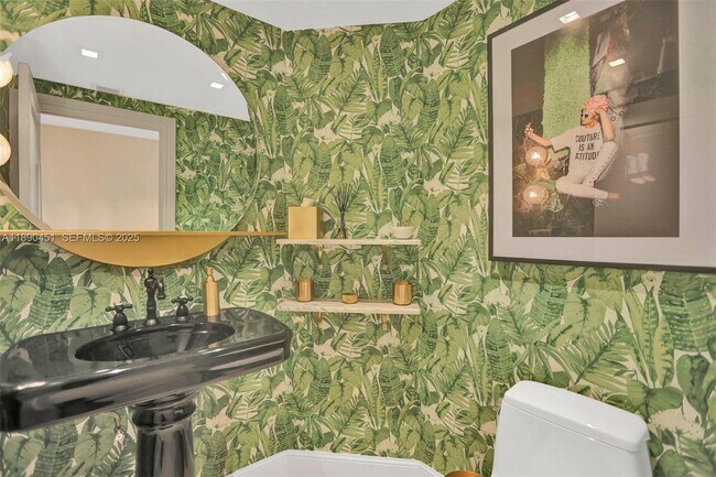 Building Photo - 2000 Island Blvd