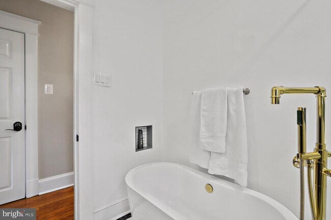 Building Photo - 2347 S Arlington Ridge Rd