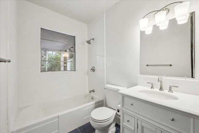 Building Photo - 2565 Harrison Ave